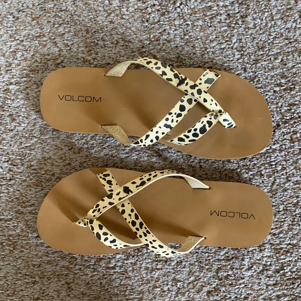 Volcom Women's Leopard Print Cross-Strap Flip Flop Sandals - Tan/Black